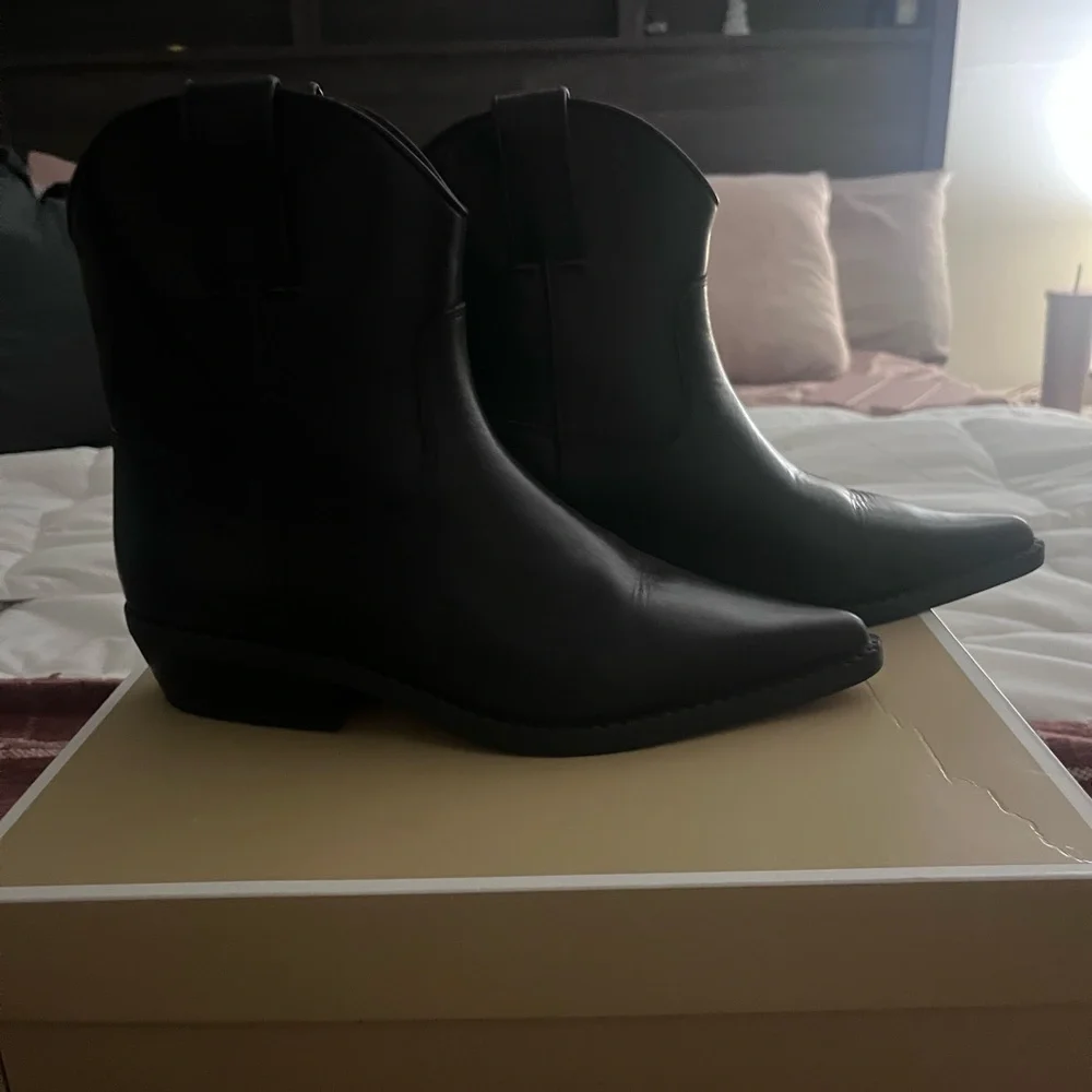 Michael Kors Brown Women's Cow Boy Style Boots Size 7